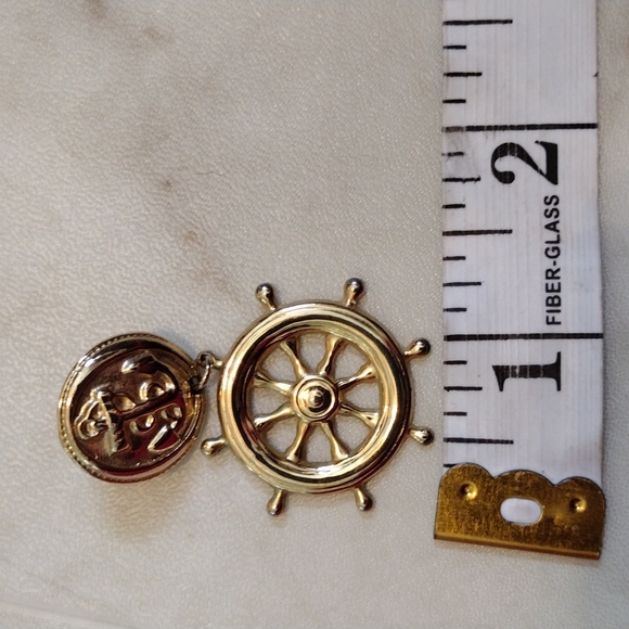 Beautiful faux gold boat Anker and dangling charm boat wheel earrings. - Picture 6 of 6
